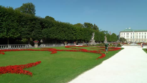 Panoramablick-Auf-Wunderschöne-Gärten-Und-Statuen-Des-Mirabellschlosses-Mit-Herumlaufenden-Menschen