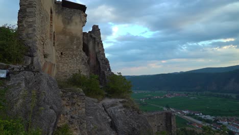 Ruinen-Der-Burg-Dürnstein-Mit-Blick-Auf-Die-Kleine-Stadt-Dürnstein
