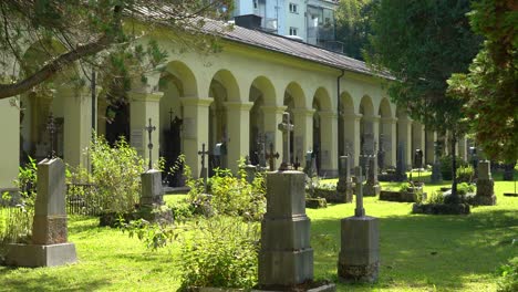 Lápidas-De-Tumbas-En-El-Cementerio-De-La-Iglesia-Rectoral-De-San