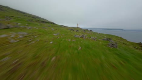 Weißer-Leuchtturm-In-Island-Nahe-Der-Küste