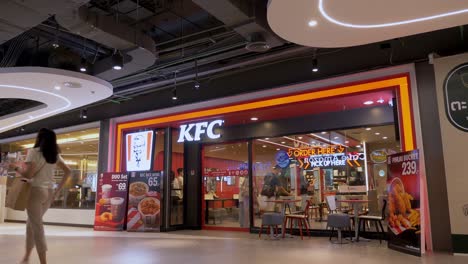 KFC-Kentucky-Fried-Chicken-Fast-Food-Restaurant-Eingang-Im-MBK-Center-Bangkok-Einkaufszentrum,-Thailand