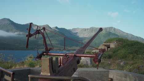 Historische-Stillgelegte-Geschützstellungen-Der-Marine-Im-Fort-Skrolsvik-In-Der-Nähe-Der-Insel-Senja,-Stonglandseidet,-Norwegen