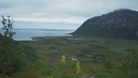 Vista-Tranquila-De-Una-Costa-Con-La-Montaña-Smatindan-En-Nordland,-Noruega