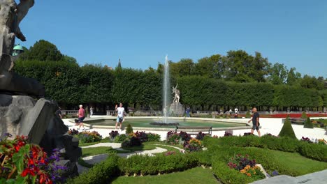 Hermosos-Jardines-Y-Estatuas-Del-Palacio-Mirabell-Con-Una-Fuente-En-El-Medio