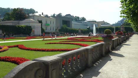 Gente-Disfrutando-De-Un-Día-Cálido-En-Salzburgo-En-Los-Jardines-Del-Palacio-Mirabell