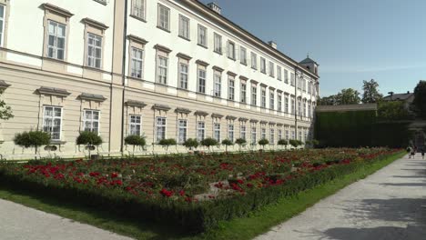 Fassade-Des-Schlosses-Mirabell-Mit-Gärten-An-Einem-Sonnigen-Tag