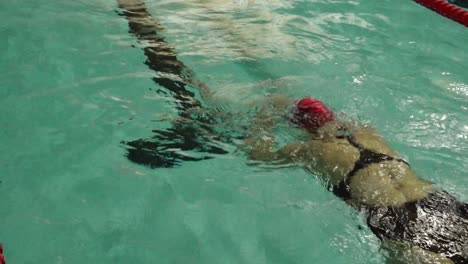 Die-Frau-Trainierte-Im-Schwimmbad