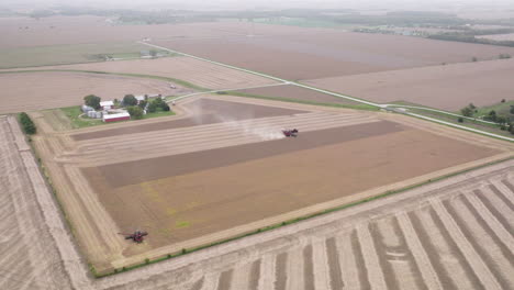 Luftaufnahme-Von-Mähdreschern,-Die-Getreide-Auf-Einem-Weitläufigen-Landwirtschaftlichen-Feld-Sammeln