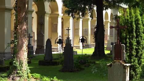 El-Sol-Proyectaba-Sombras-Sobre-El-Cementerio-De-La-Iglesia-Rectoral-De-San