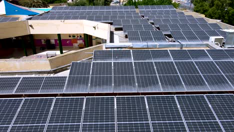 Paneles-Solares-En-El-Techo-De-Una-Escuela-En-El-Desierto-De-Neguev,-En-El-Sur-De-Israel.