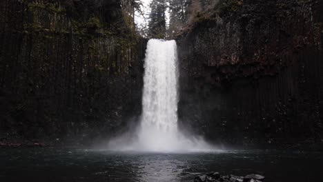 Iconic-pacific-northwest-waterfall-in-Oregon-flowing,-shot-handheld