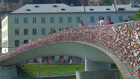 Die-Marko-Feingold-Brücke-Ist-Voller-Herzförmiger-Schlösser