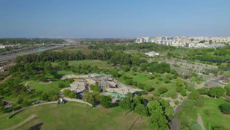 Die-Rasenflächen-Des-Herzliya-Parks,-Israel-–-Dort-Gibt-Es-Einen-Kleinen-Teich,-Restaurants,-Spielplätze-Für-Kinder,-Laufstrecken,-Fahrradwege-Und-Einen-Hundespielplatz