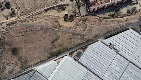 Drone-Sobrevuela-La-Ciudad-De-Almerimar-Y-La-Playa-Hacia-El-Mar,-En-España