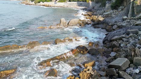 Toskanische-Mittelmeerküste:-Zeitlupenaufnahmen-Von-Brechenden-Wellen