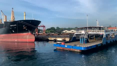 Ein-Geschäftiger-Hafen-In-Der-Stadt-Davao,-In-Dem-Ein-Frachtschiff-Bereitsteht