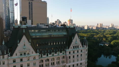 Aerial-ascending-tilt-shot-in-front-of-the-Plaza-hotel,-sunset-in-New-York,-USA