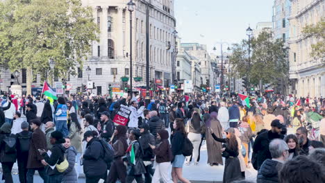 Protestierende-Palästinensische-Hamas-Anhänger-Gehen-Mit-Fahnen-Und-Freiheitsparolen-Auf-Plakaten-Durch-Die-Straßen-Londons-–-Pro-palästinensischer-Protest-In-Großbritannien