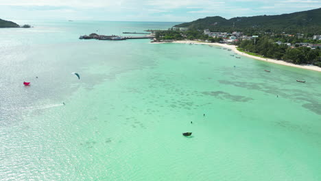 Menschen-Erkunden-Und-Kitesurfen-Im-Wunderschönen-Lagunenparadies-Von-Koh-Phangan,-Thailand