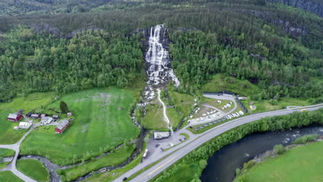 Imágenes-Aéreas-De-La-Cascada-Tvindefossen,-Noruega