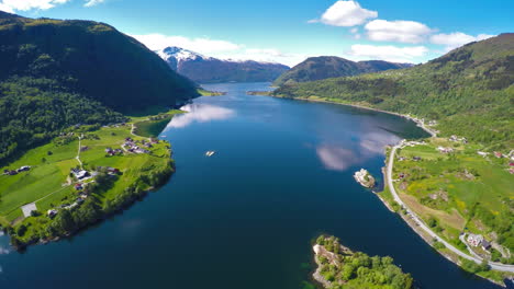 Hermosa-Naturaleza-Noruega.volando-Sobre-El-Sognefjorden.