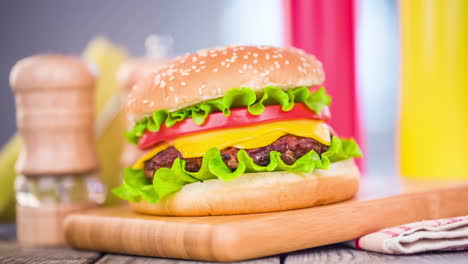 Leckerer-Und-Appetitlicher-Hamburger-Cheeseburger