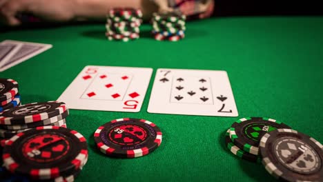Jugador-De-Poker-Haciendo-Una-Apuesta