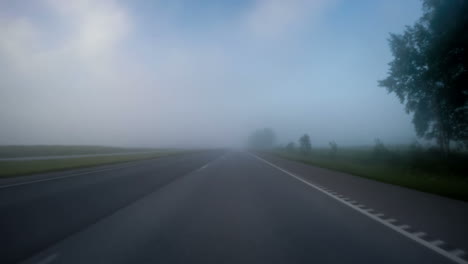 Nebel-Auf-Der-Straße
