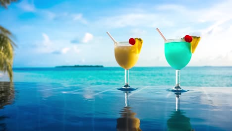 Cocktail-In-Der-Nähe-Des-Schwimmbades,-Malediven.