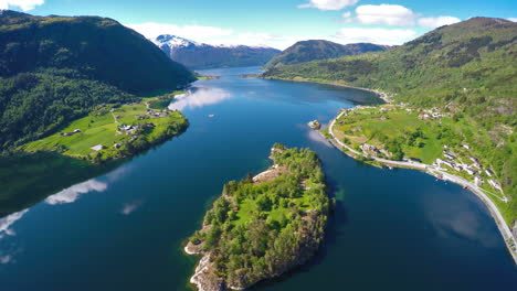 Hermosa-Naturaleza-Noruega.volando-Sobre-El-Sognefjorden.