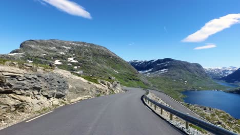 Conducir-Un-Coche-En-Una-Carretera-En-Noruega