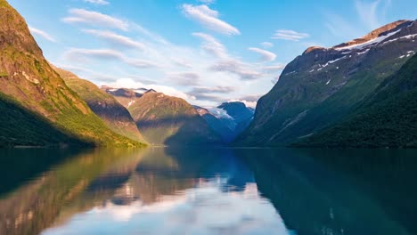 Lago-Lovatnet-Hermosa-Naturaleza-Noruega-Timelapse.