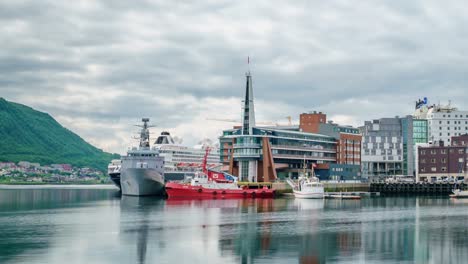 Blick-Auf-Einen-Yachthafen-In-Tromsø,-Nordnorwegen