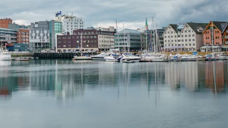 Blick-Auf-Einen-Yachthafen-In-Tromsø,-Nordnorwegen