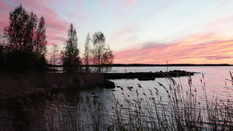 Purpurroter-Sonnenuntergang-Auf-Dem-Hintergrund-Des-Bottnischen-Meerbusens