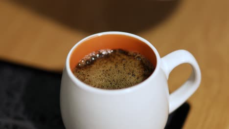 Wasserkocher-Gießt-Kochendes-Wasser-In-Eine-Tasse-Kaffee