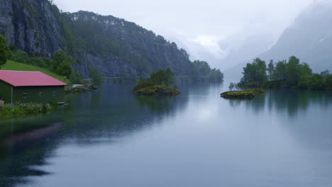Hermosa-Naturaleza-Noruega-Lago-Lovatnet.