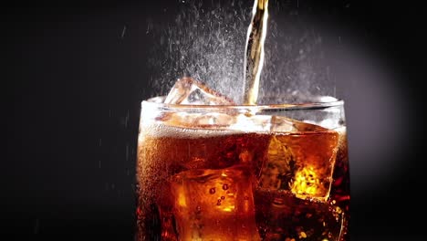 Cola-Mit-Eis-Und-Blasen-In-Zeitlupe-Aus-Glas.