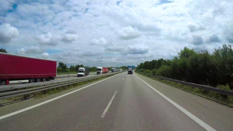 Timelapse-Coche-Conduciendo-Por-La-Autopista-En-Alemania