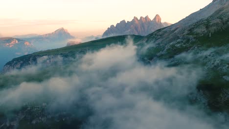 Nationalpark-Drei-Zinnen-In-Den-Dolomiten.-Wunderschöne-Natur-Italiens.
