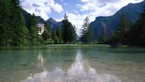 Lake-Dobbiaco-in-the-Dolomites,-Italy
