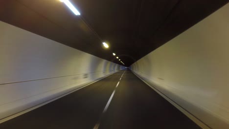 Paseos-En-Automóvil-A-Través-Del-Túnel,-Punto-De-Vista,-Conducción,-Video-De-Lapso-De-Tiempo-En-Bucle-Continuo