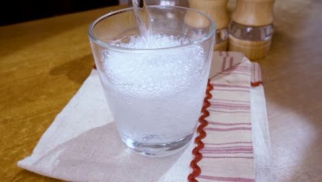 Mineralwasser,-Das-In-Ein-Glas-Strömt,-Das-Morgendliche-Frühstück,-Zeitlupe-Mit-Rotationskamera.