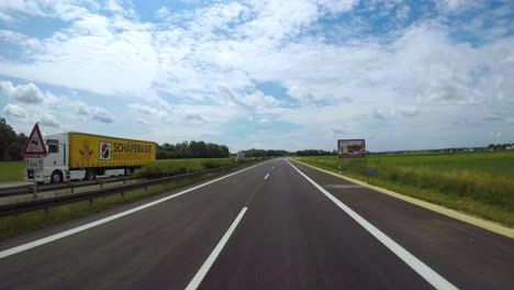 Timelapse-Coche-Conduciendo-Por-La-Autopista-En-Alemania