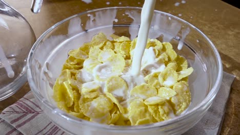 Knusprig-Gelbe-Cornflakes-In-Die-Schüssel-Für-Morgens-Ein-Leckeres-Frühstück-Mit-Milch.-Zeitlupe-Mit-Rotierender-Kamerafahrt.