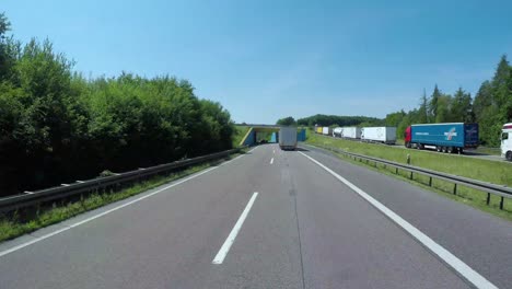 Zeitraffer-Autofahren-Auf-Der-Autobahn-In-Deutschland