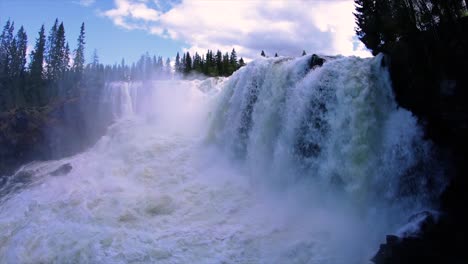 Zeitlupenvideo-Der-Wasserfall-Ristafallet-Im-Westlichen-Teil-Von-Jämtland-Gilt-Als-Einer-Der-Schönsten-Wasserfälle-Schwedens.