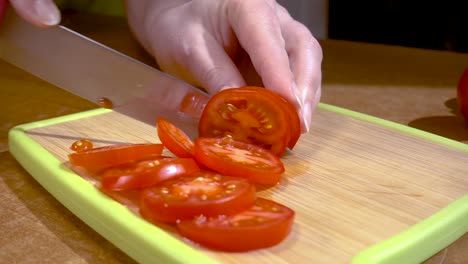Messer-Schneidet-Tomaten-Auf-Holzbrett-In-Zeitlupe-Mit-Rotationskamera.