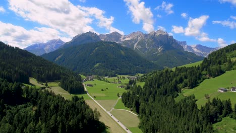 Malerische-Aussicht-Auf-Die-Wunderschöne-Landschaft-In-Den-Alpen