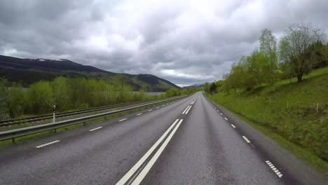 Conducir-Un-Automóvil-En-Una-Carretera-En-El-Lapso-De-Tiempo-De-Noruega